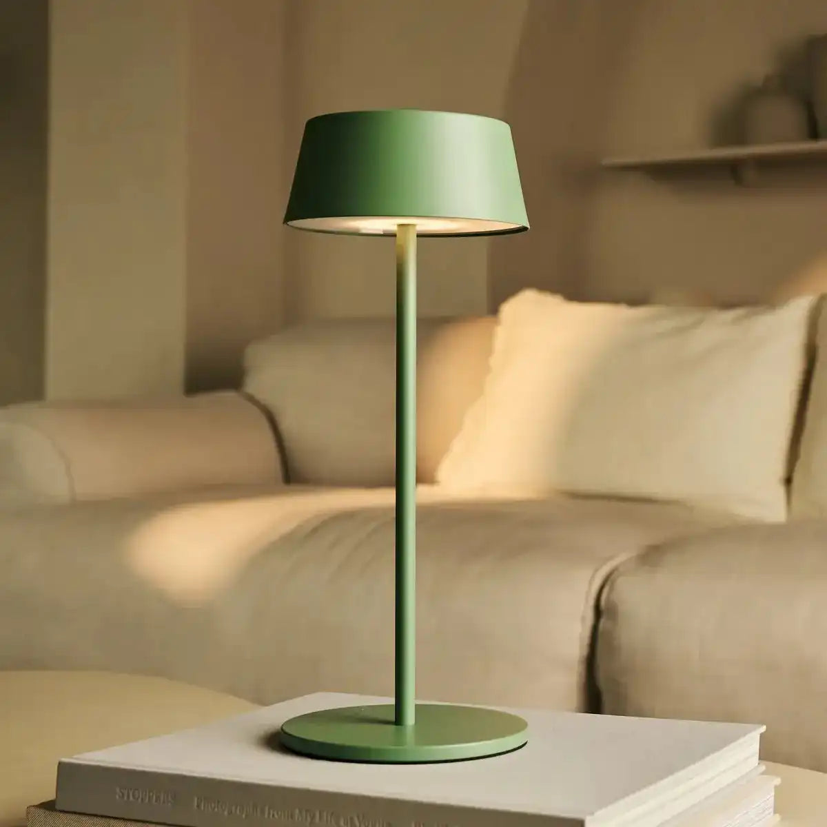 Hugo Sage Green Wiederaufladbare Tischlampe – Stilvoll, dimmbar und kabellos