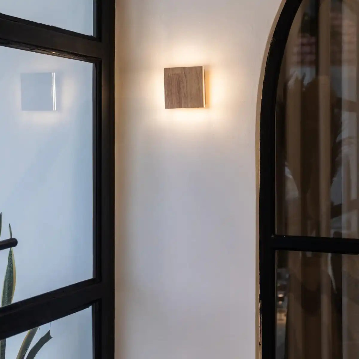 Spur hellbraune schnurlose Wandlampe - wiederaufladbare, dimmbare, natürliche Holzlampe