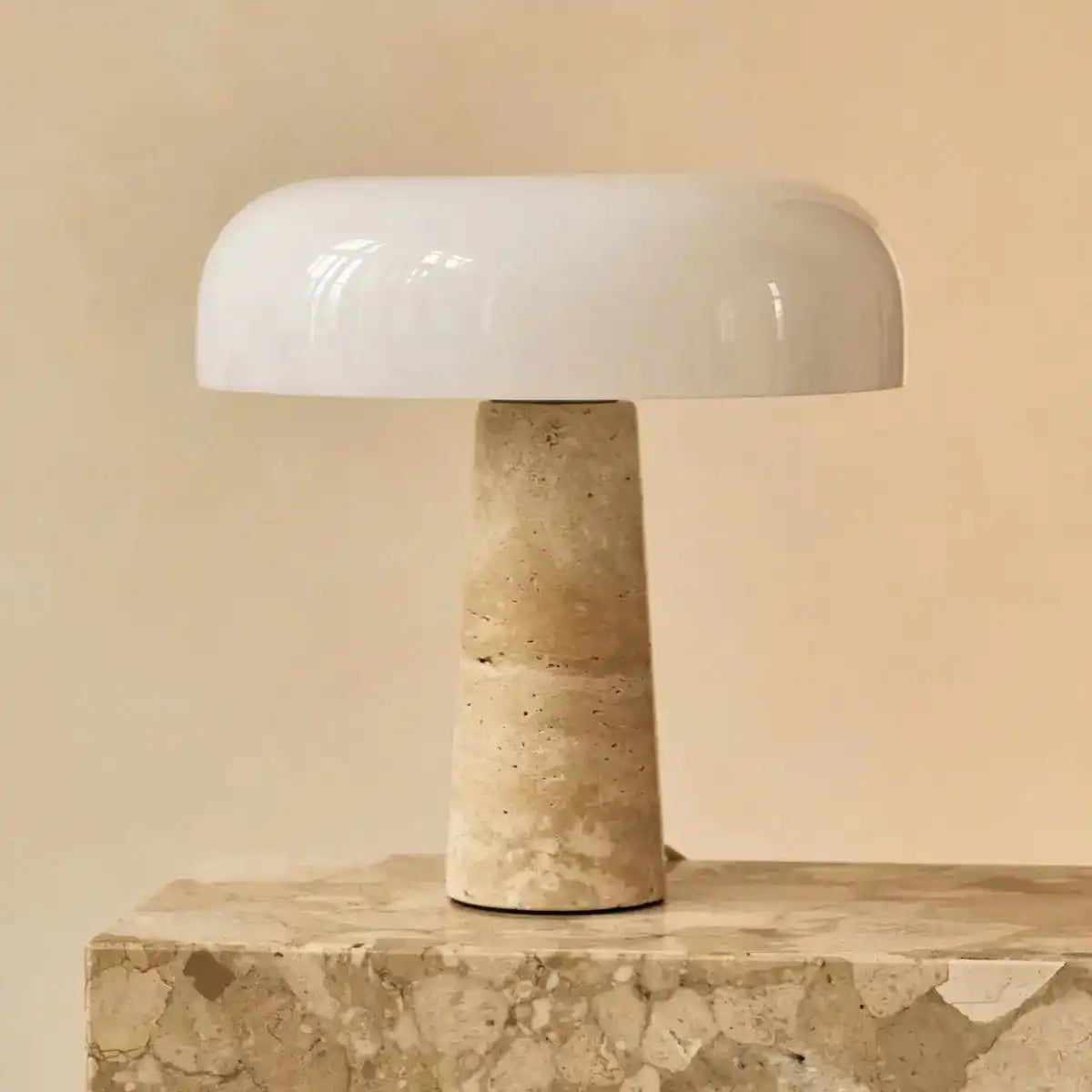 Emily Travertin-Lampe – elegantes handgefertigtes Design mit Glasschirm