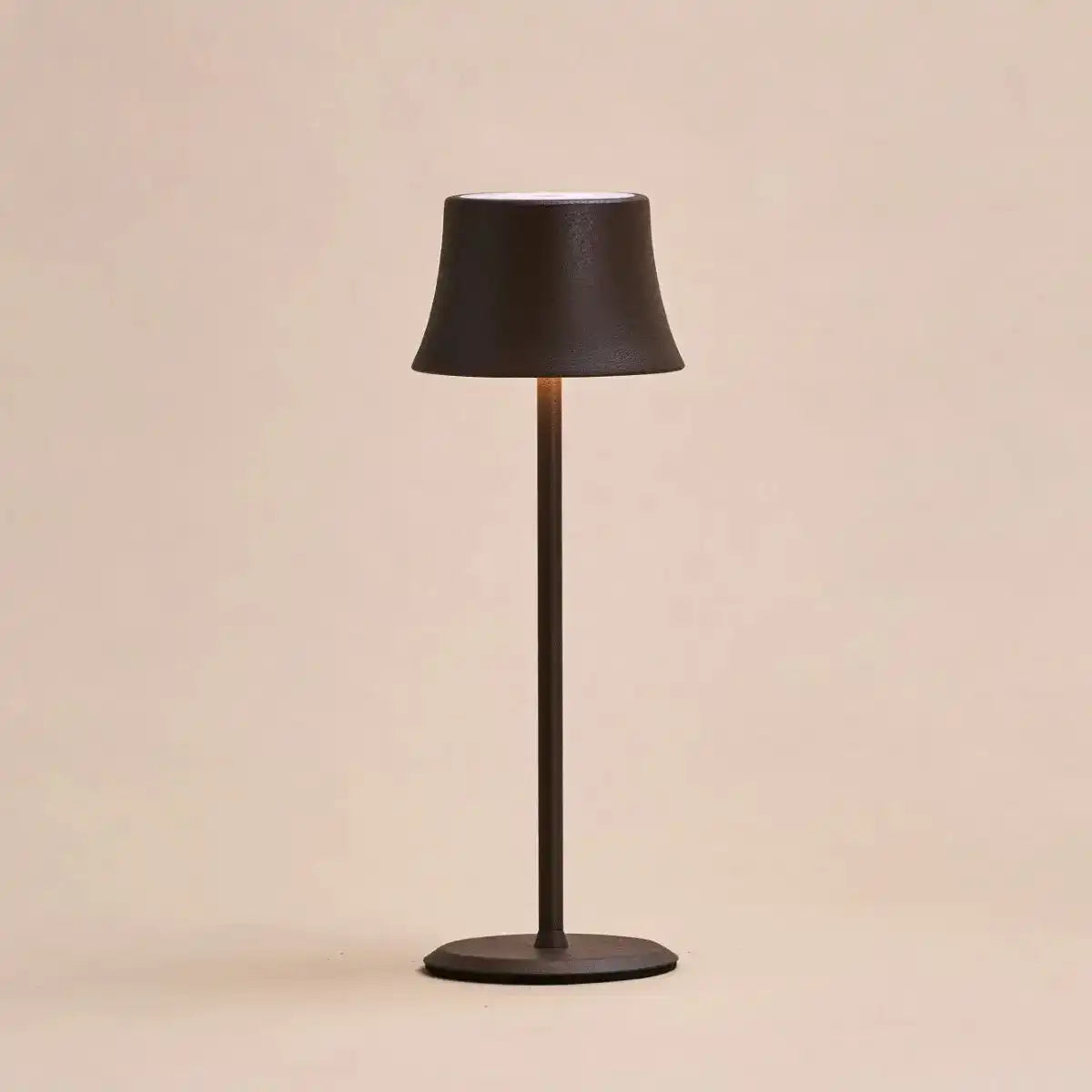 Willy Mini Mocha Brown Wiederaufladbare Tischlampe – Stilvoll, dimmbar, 60 Stunden Akkulaufzeit