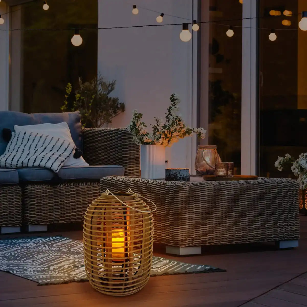 Dekoleuchte "Korbinian" inklusive Solar-LED-Kerze für Garten und Terrasse, Solarlampe aus braunem Rattan, Höhe 32 cm