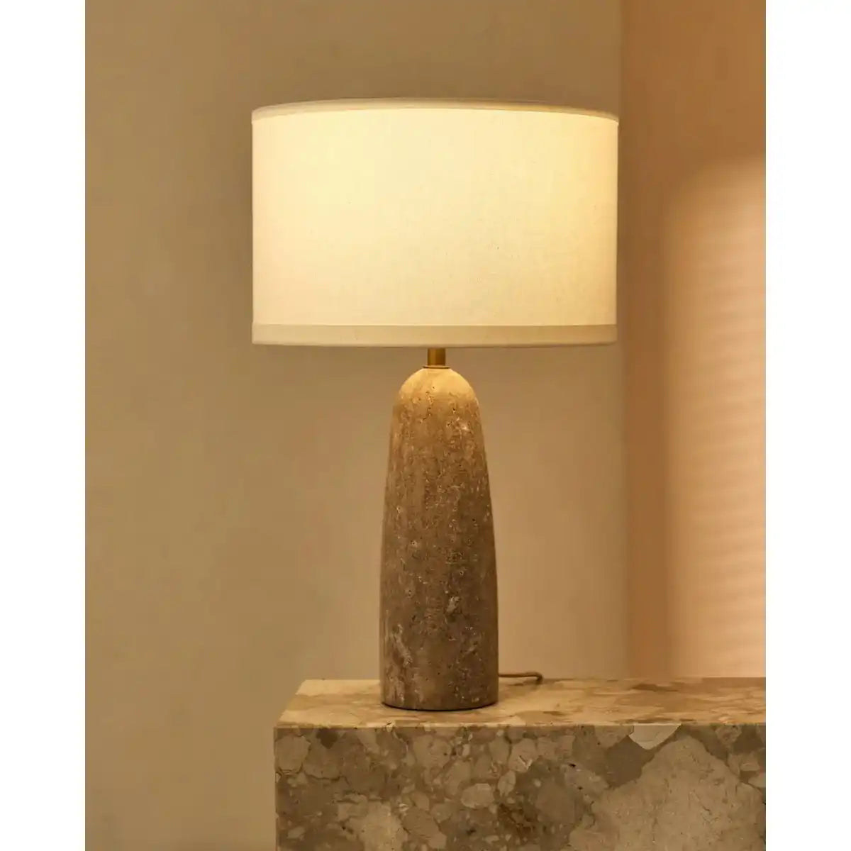 Isla-Travertinlampe mit Baumwollschirm – elegant und zeitlos