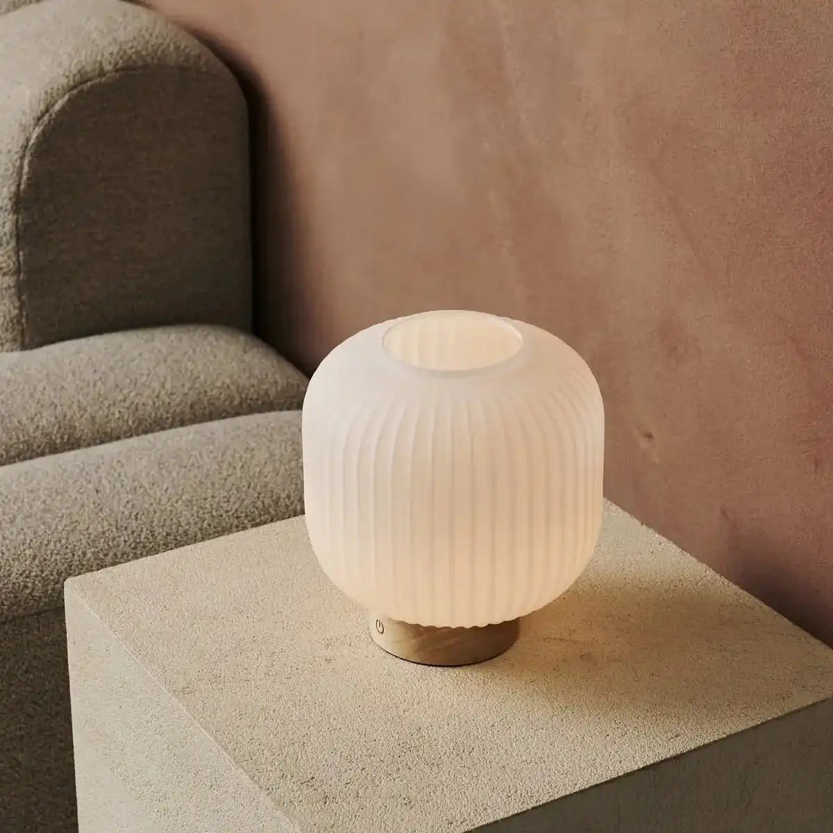 Lyla einzigartige wiederaufladbare Lampe - gefrostete Glas & Holzbasis, dimmbar, 3 Lichtmodi