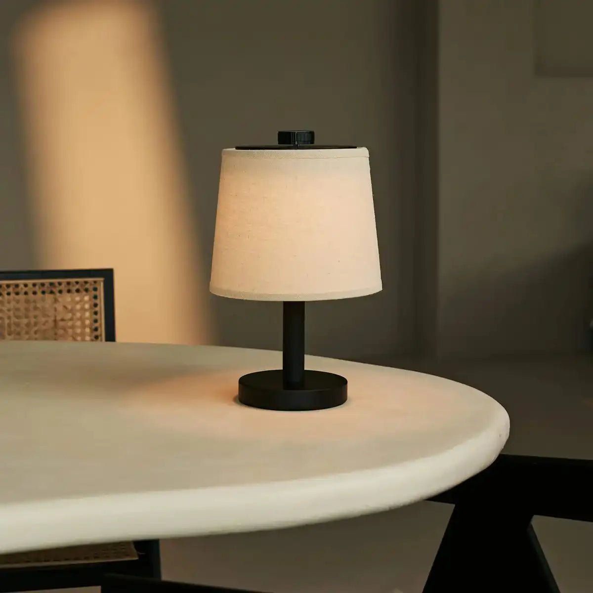 Rover Schwarze Holzlampe - wiederaufladbar, schnurlos und dimmbarer Schatten