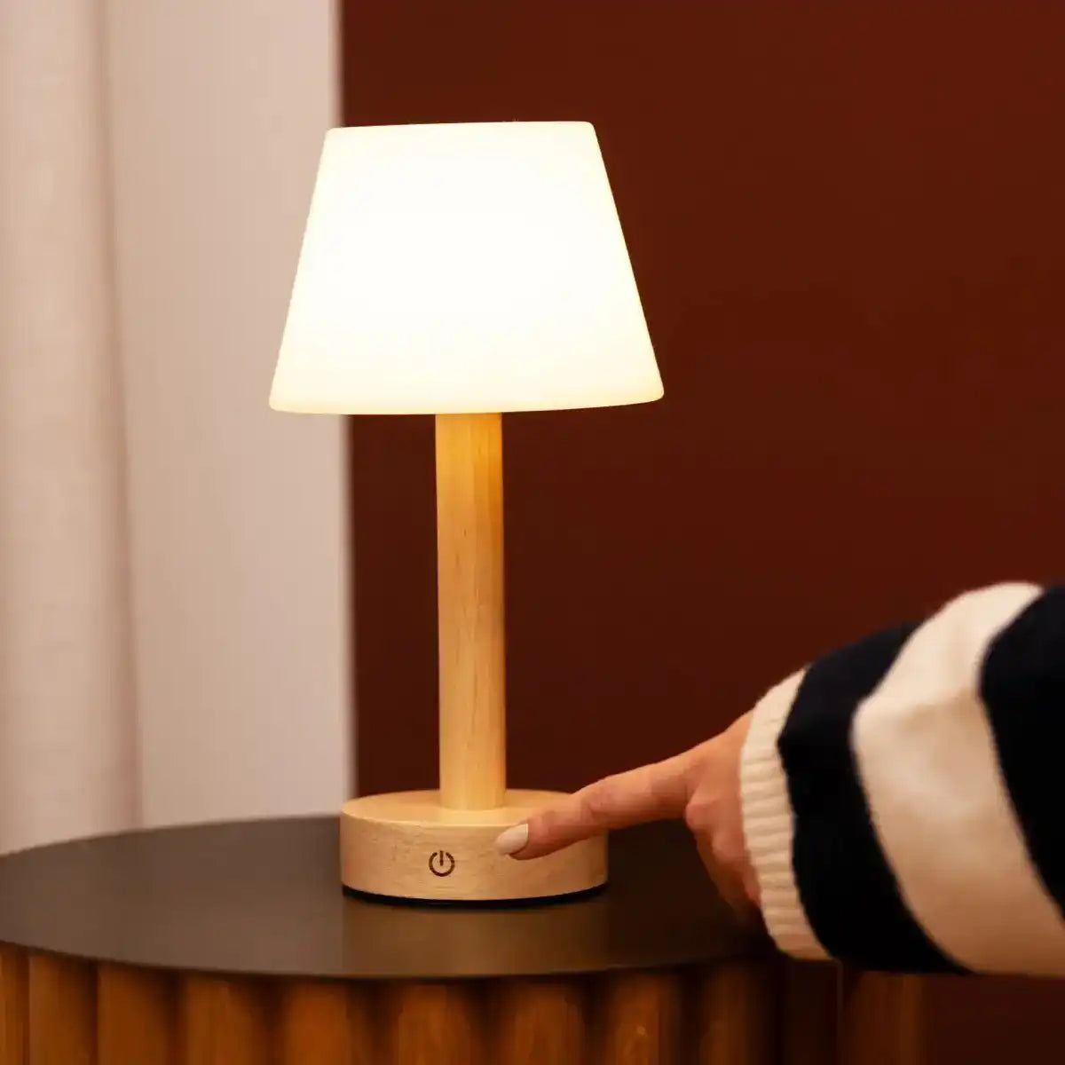 Zoë Hellbraune wiederaufladbare Tischlampe aus Holz | Dimmbar, USB-C, 80-Stunden-Akku