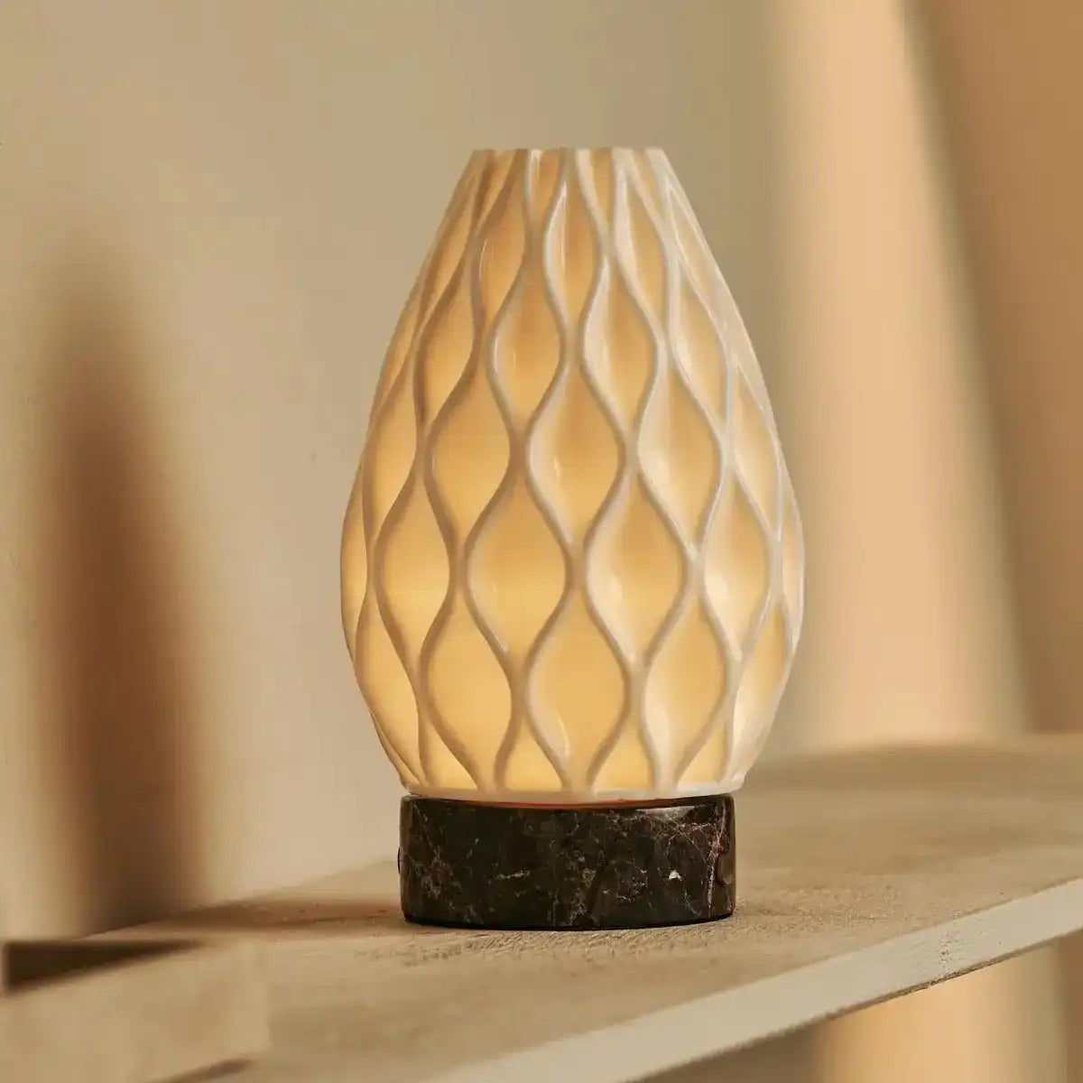 Vela Marble Akku-Tischlampe aus 3D-gedrucktem Porzellan – wiederaufladbar, dimmbar und bis zu 100 Stunden Licht