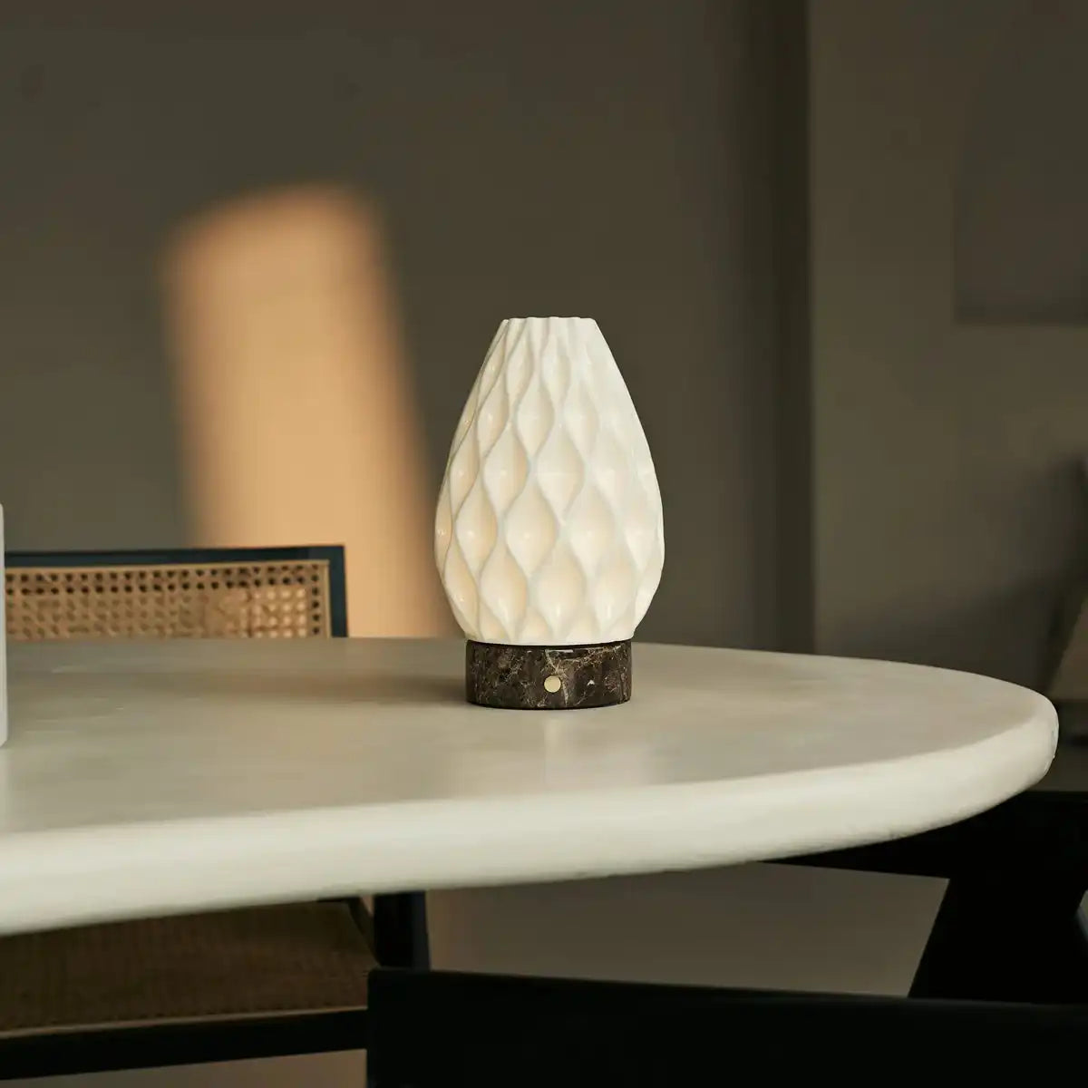 Vela Marble Akku-Tischlampe aus 3D-gedrucktem Porzellan – wiederaufladbar, dimmbar und bis zu 100 Stunden Licht