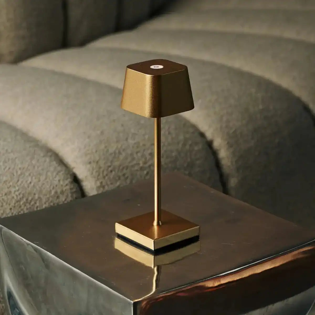 Combi Set Professional-4 x Sarphati Mini Gold wiederaufladbarer Tischlampen & 1 x Amstel Wireless Ladestation mit Qi-Technologie