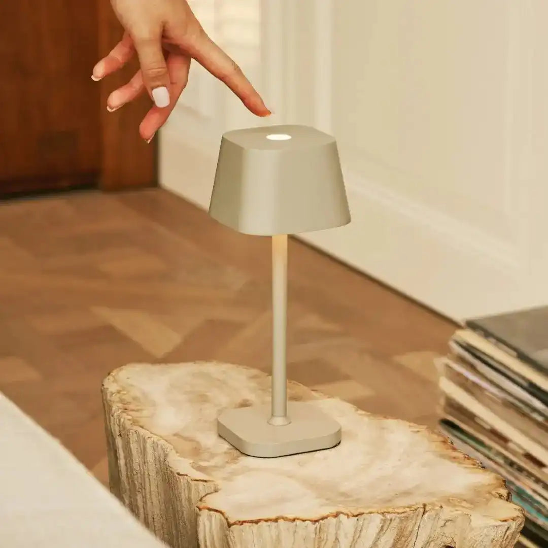 Ava Shadow Grey - wiederaufladbare Tischlampe | Stilvoll, schnurlos und dimmbar