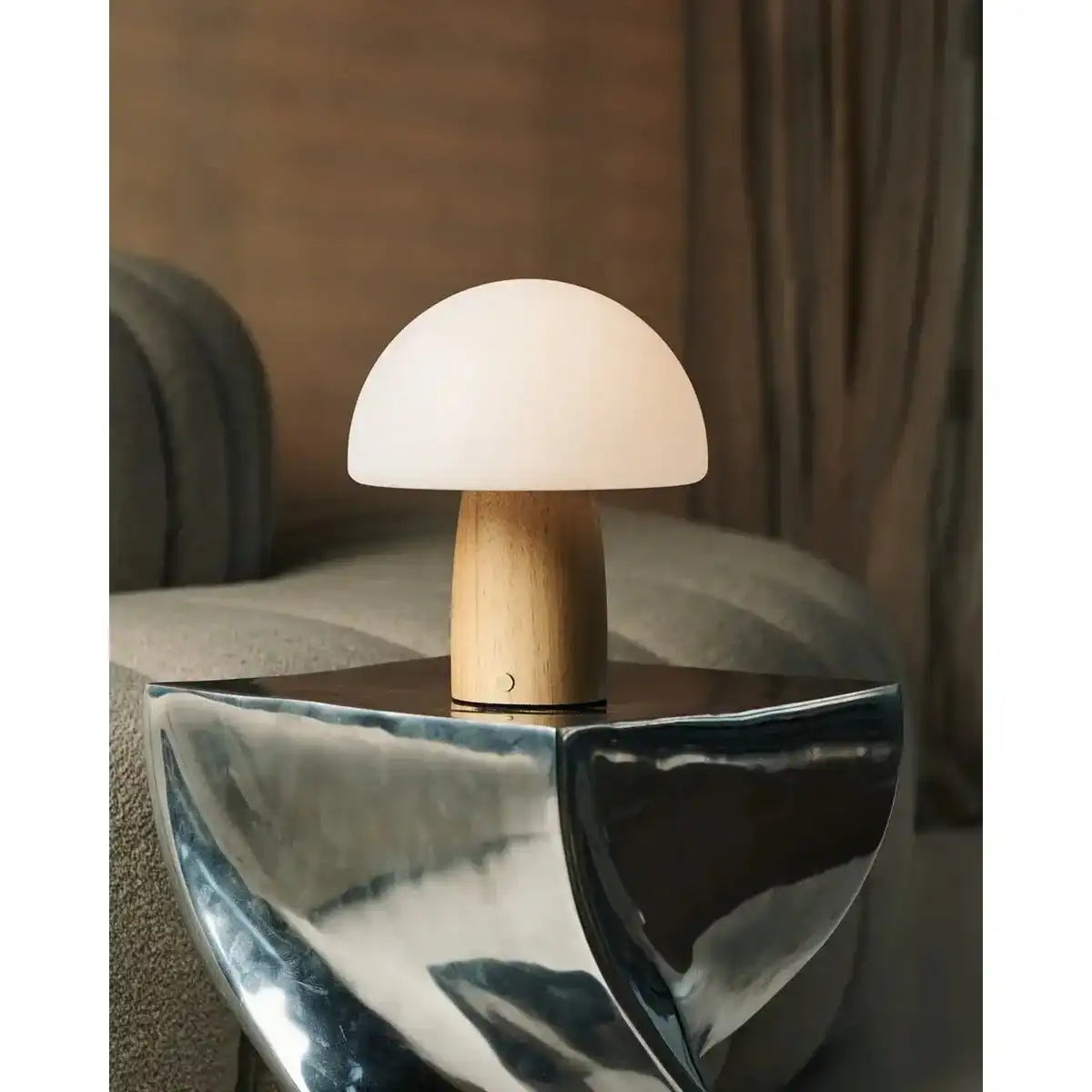 Mia hellbraun stilvolle Holztischlampe mit Dimmer - Holz, funktional und subtil