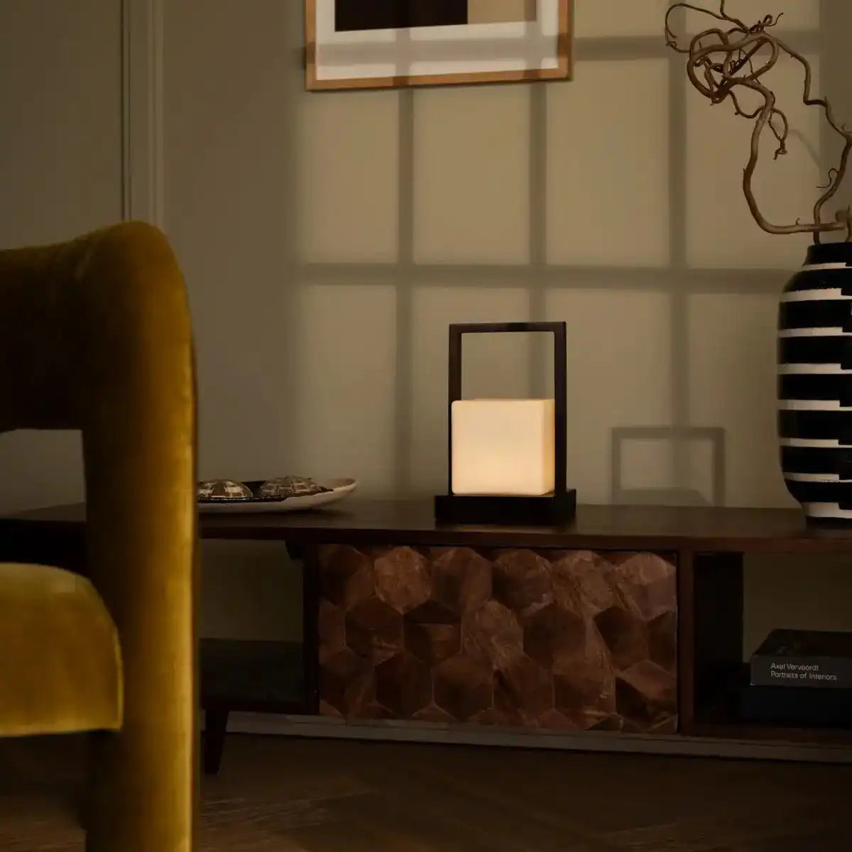 Noah dunkelbraune hölzerne wiederaufladbare Tischlampe mit Glas und Holzgriff