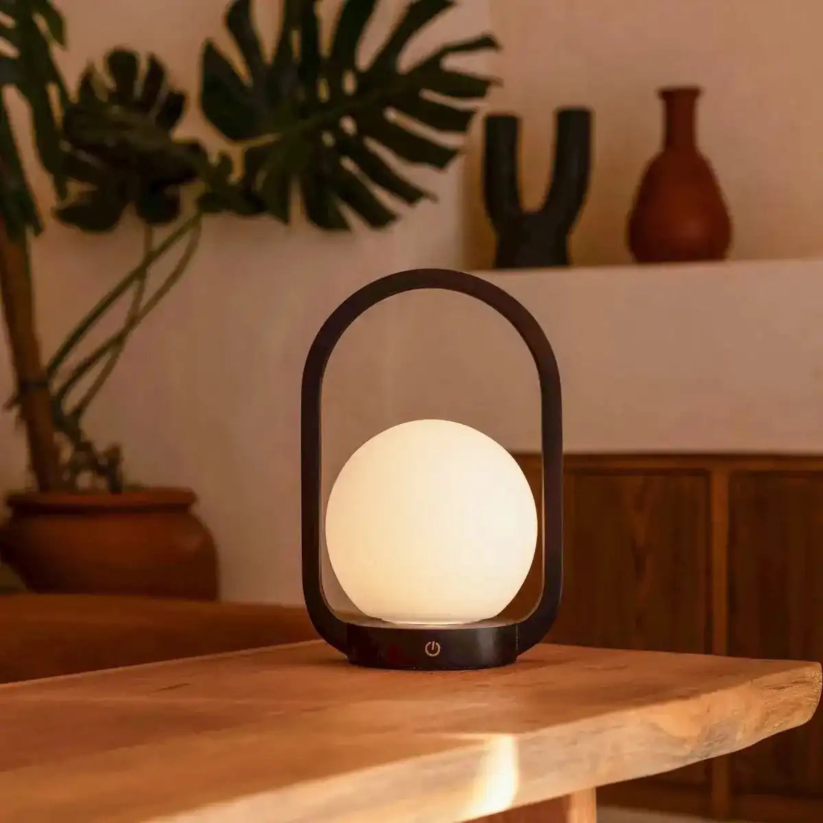 Skye dunkelbraune kabellose Holzlampe | Wiederaufladbares und dimmbares Design