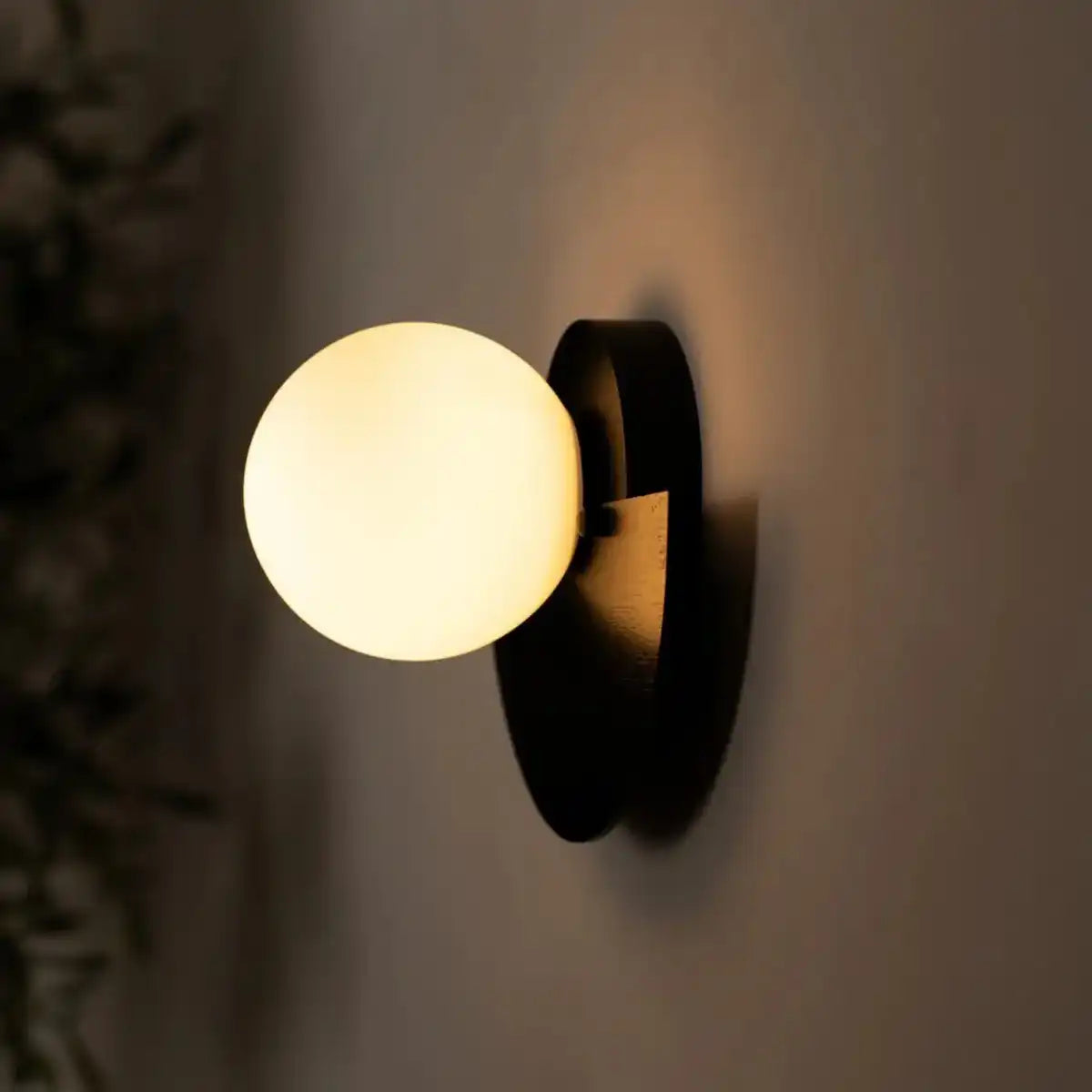 Kane Black Cordless Wandleuchte – wiederaufladbare Lampe aus Holz und Glas