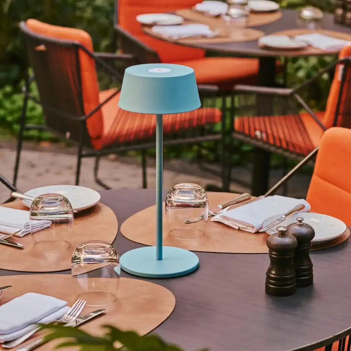 Hugo Amsterdams blaue wiederaufladbare Tischlampe aus Eisen – dimmbar, stilvoll und kabellos
