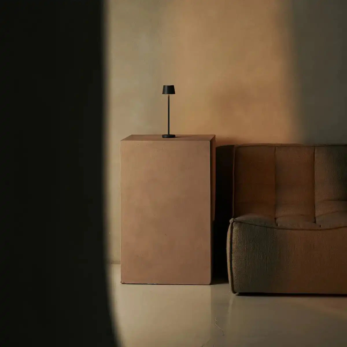Vondel Mini Stone Grey wiederaufladbar und schnurlose Lampe perfekt für die Gastfreundschaftsbranche - drahtlos wiederaufladbar über Ladestation