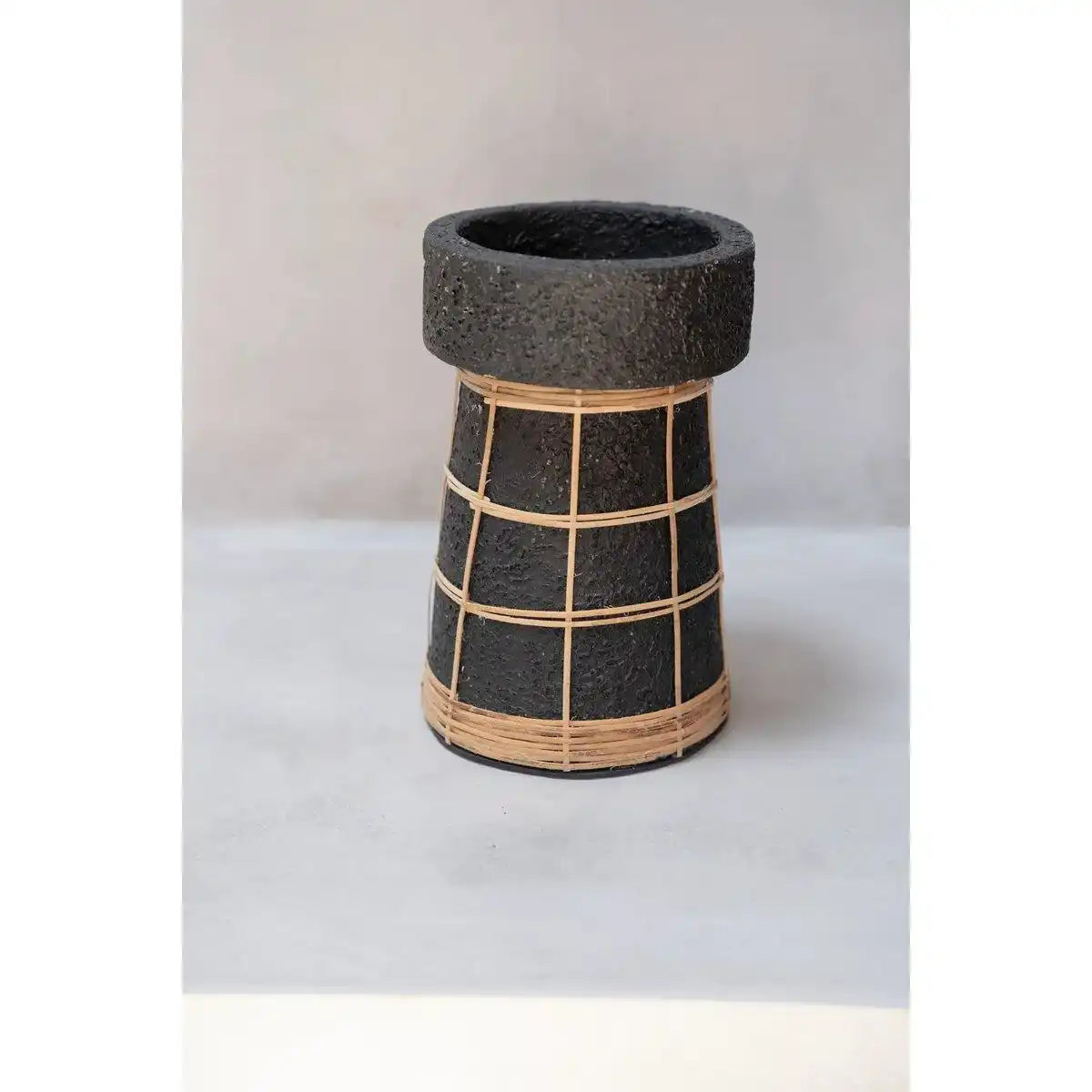 Der Serene Kerzenhalter – Schwarz Natur – L - HomeDesign Knaus