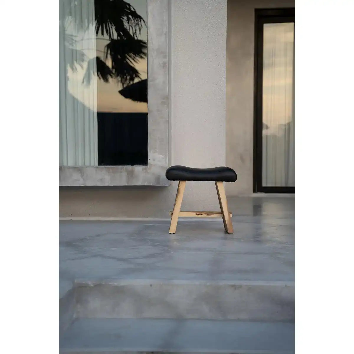 Der Suar Hocker mit Leder – Naturschwarz - HomeDesign Knaus