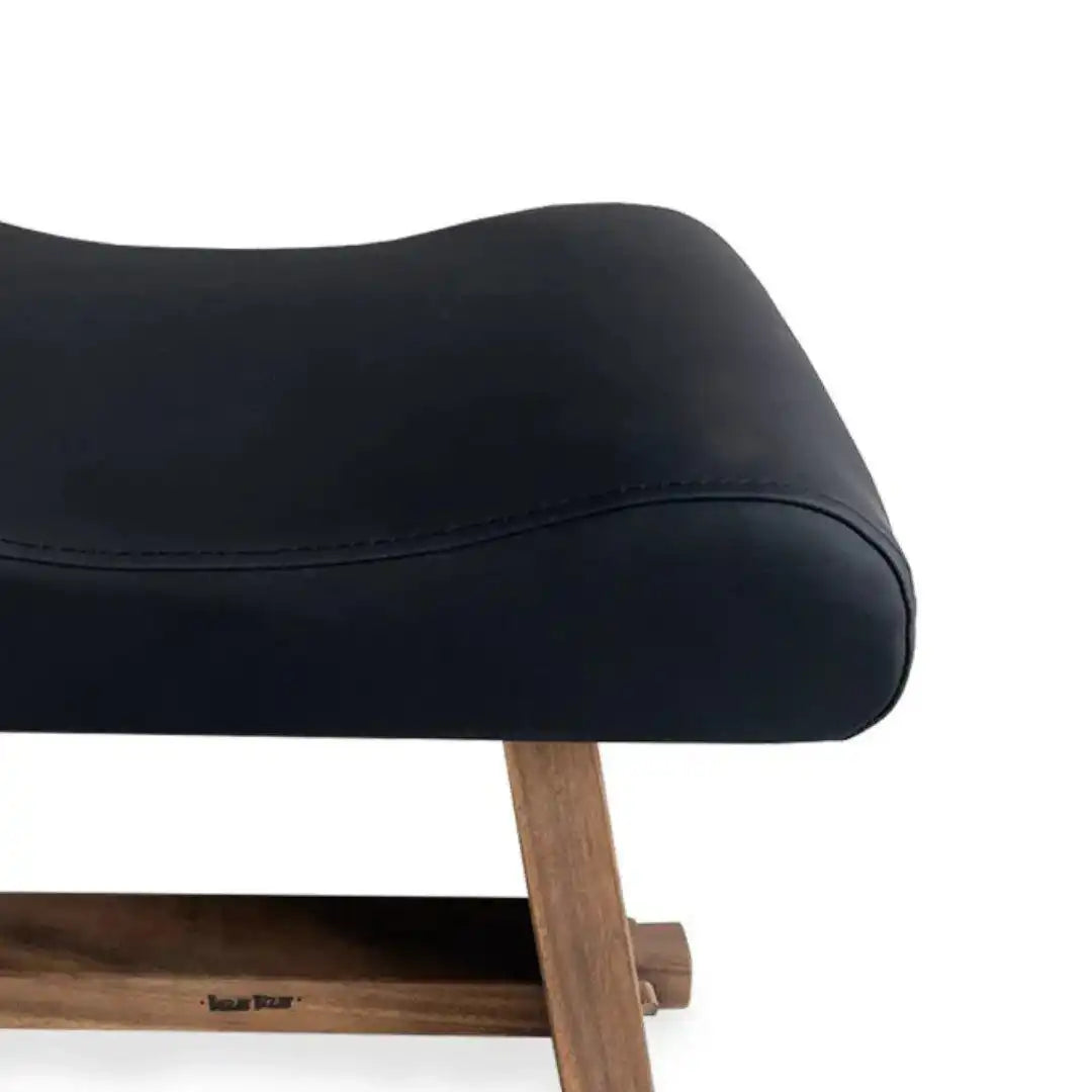 Der Suar Hocker mit Leder – Naturschwarz - HomeDesign Knaus