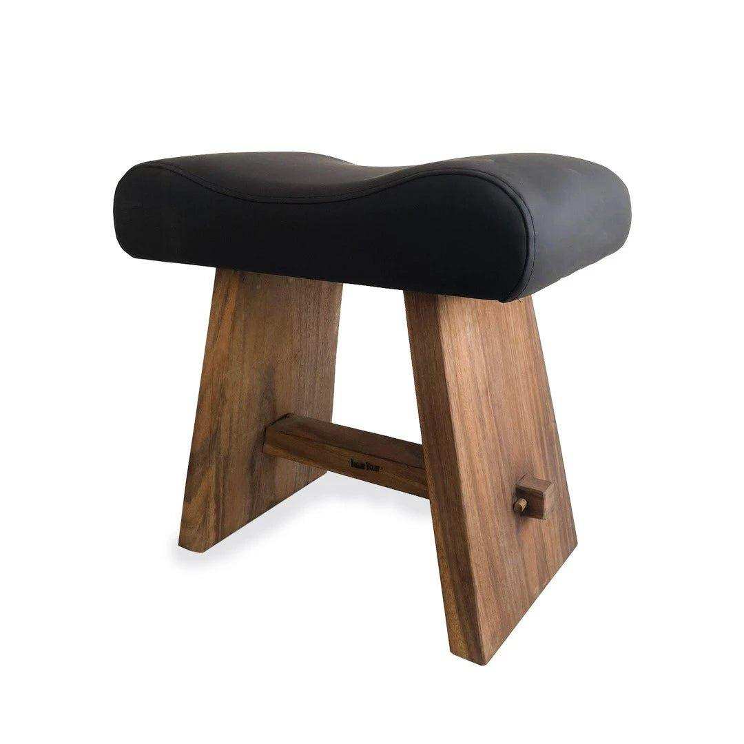 Der Suar Hocker mit Leder – Naturschwarz - HomeDesign Knaus
