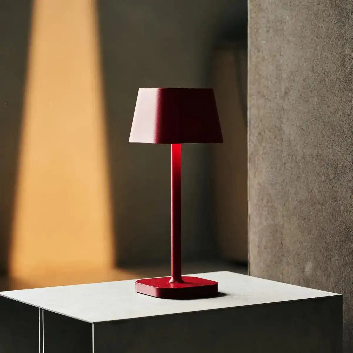 Ava Berry Red wiederaufladbare Tischlampe | Stilvoller, schnurloser Lampe und dimmbar