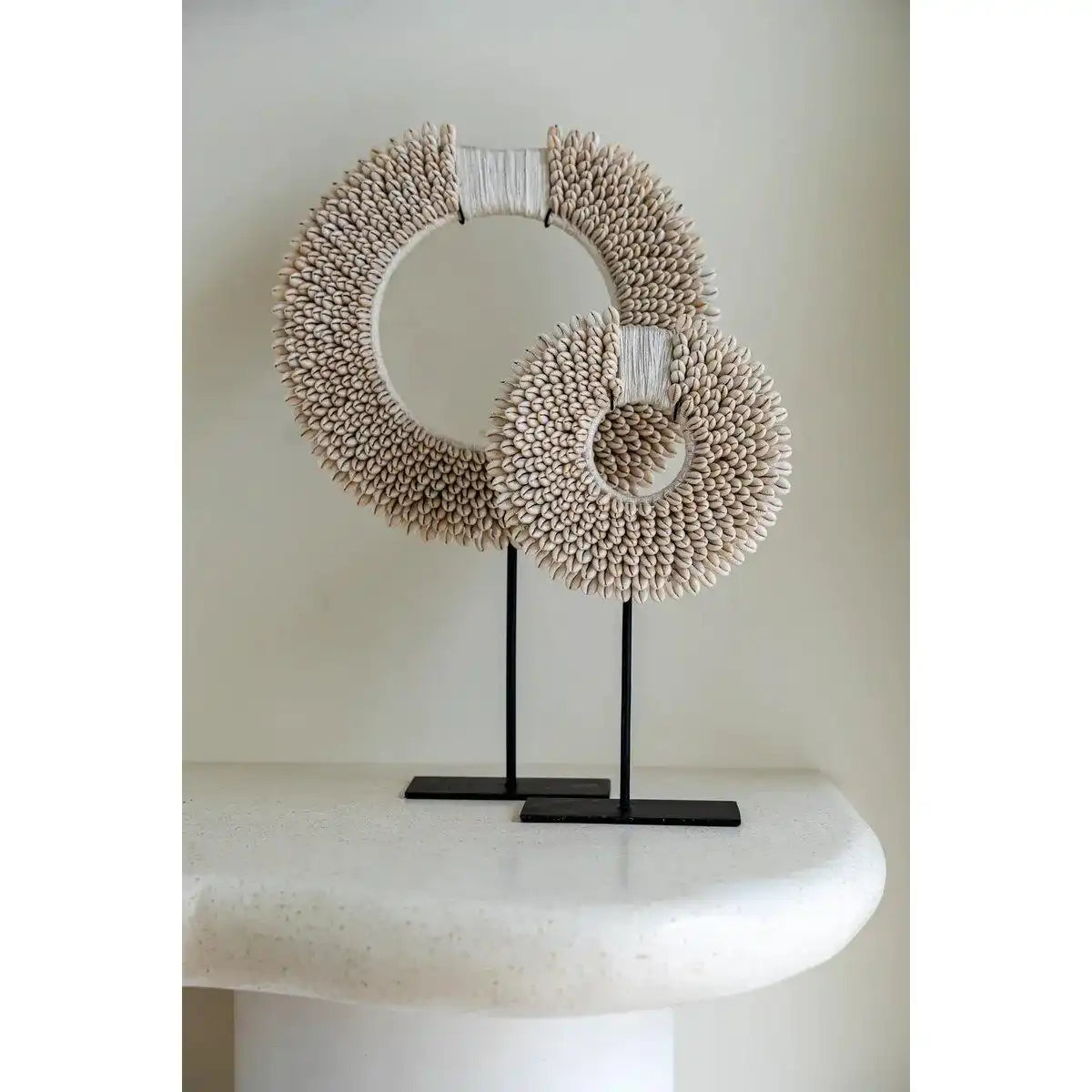 Die Papua Shell Disc auf Ständer - Weiß - M. - HomeDesign Knaus