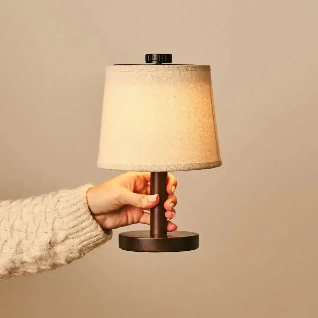 Rover dunkelbraune Holzlampe – wiederaufladbar, kabellos und dimmbarer Schirm