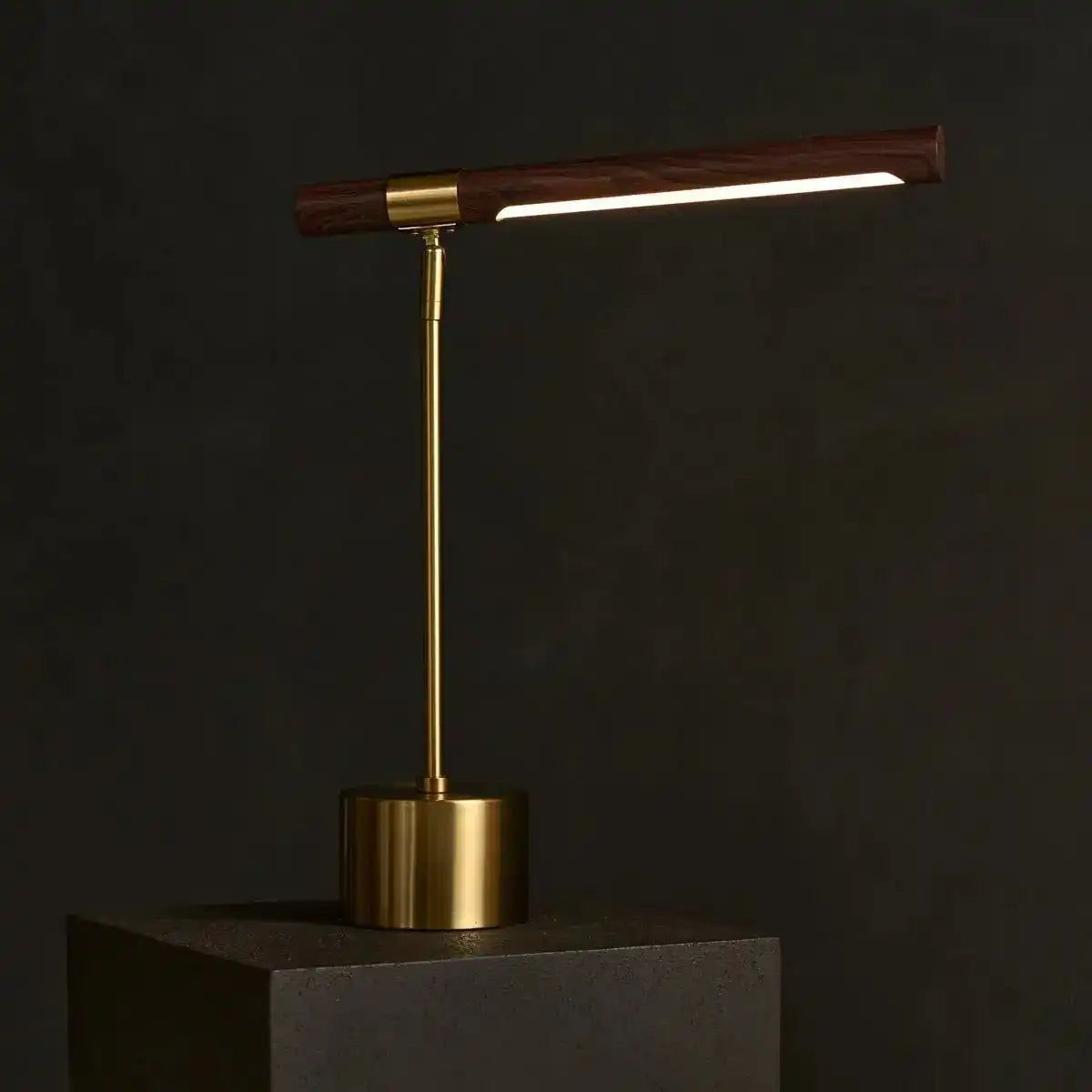 Livia goldene Metalllampe mit Holz – verstellbare LED, skandinavisches Design für Büro und Wohnzimmer