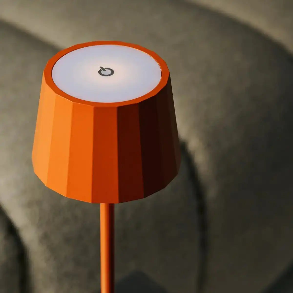 Combi Set Professional-4 x Wouter Blossom Orange wiederaufladbare Tischlampen & 1 x Amstel Wireless Ladestation mit Qi-technologyr