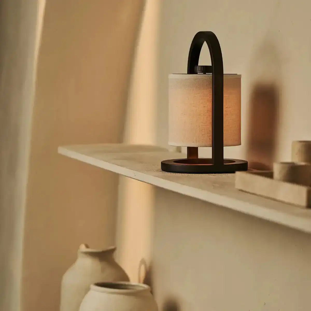 River Dunkelbraune kabellose Holzlampe – wiederaufladbar und dimmbar