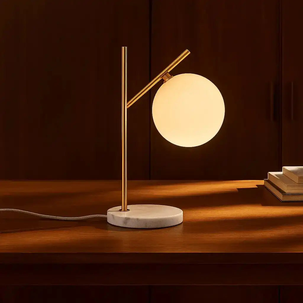 Madison Marmorlampe mit Milchglaskugel – Elegante Tischlampe