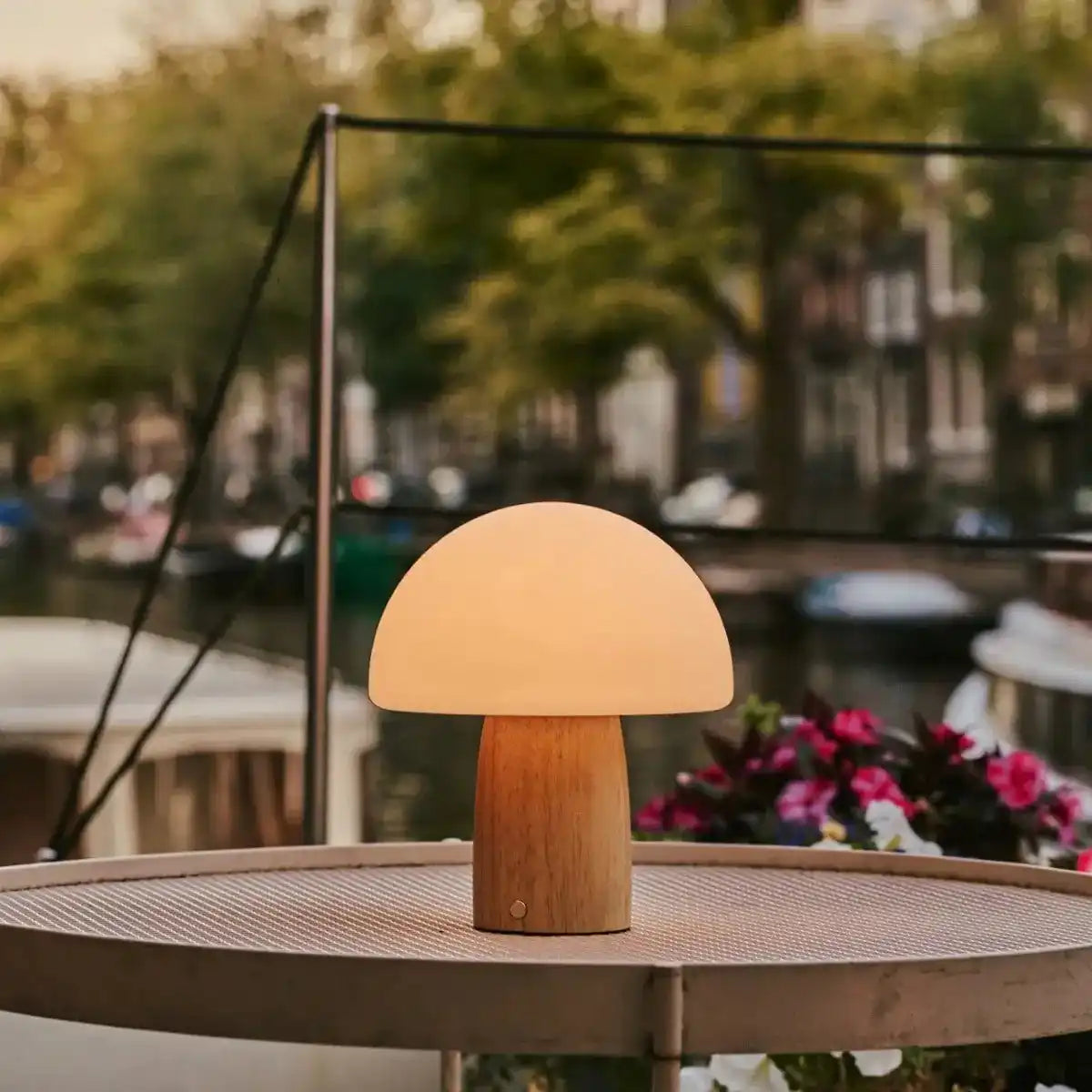 Mia hellbraun stilvolle Holztischlampe mit Dimmer - Holz, funktional und subtil