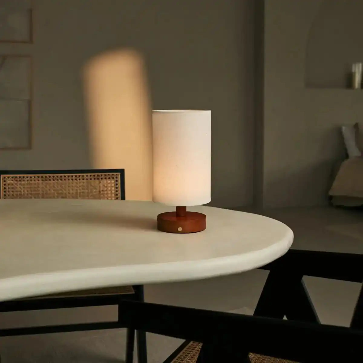 Ben Chestnut Brown Tischlampe aus Holz – wiederaufladbar, dimmbar, USB-C-betrieben