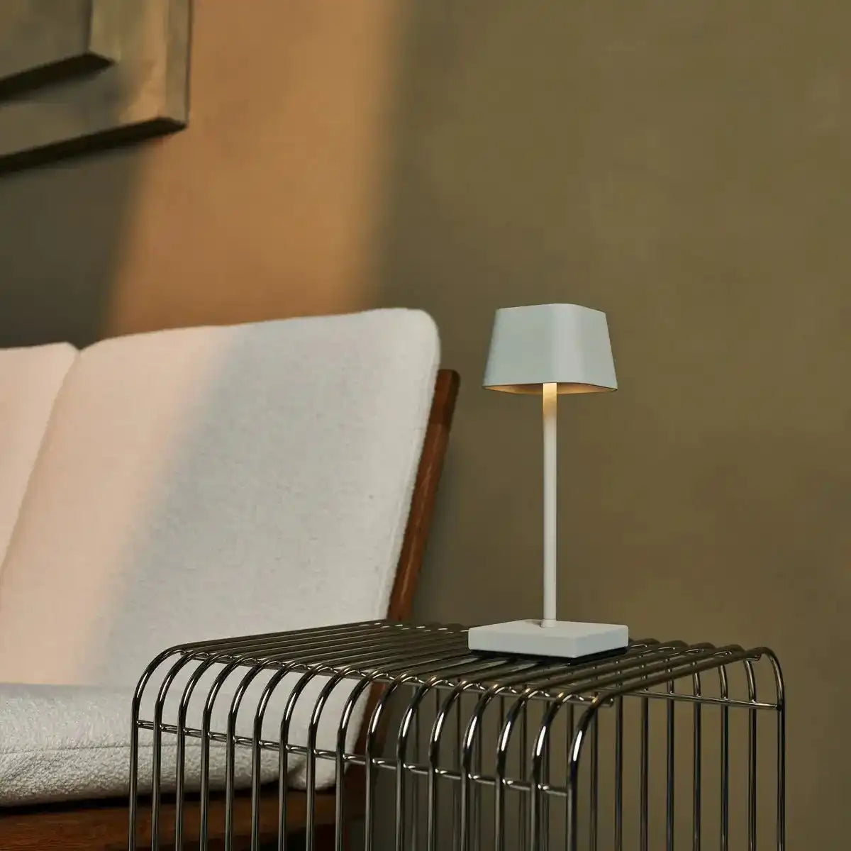 Sarphati Mini Shadow Grey Cordless Tischlampe -drahtlos überladbar über Ladestation, dimmbare Lampe und 3 Lichtmodi