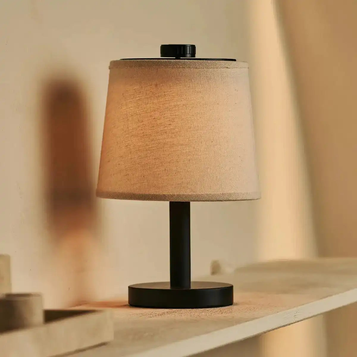 Rover Schwarze Holzlampe - wiederaufladbar, schnurlos und dimmbarer Schatten