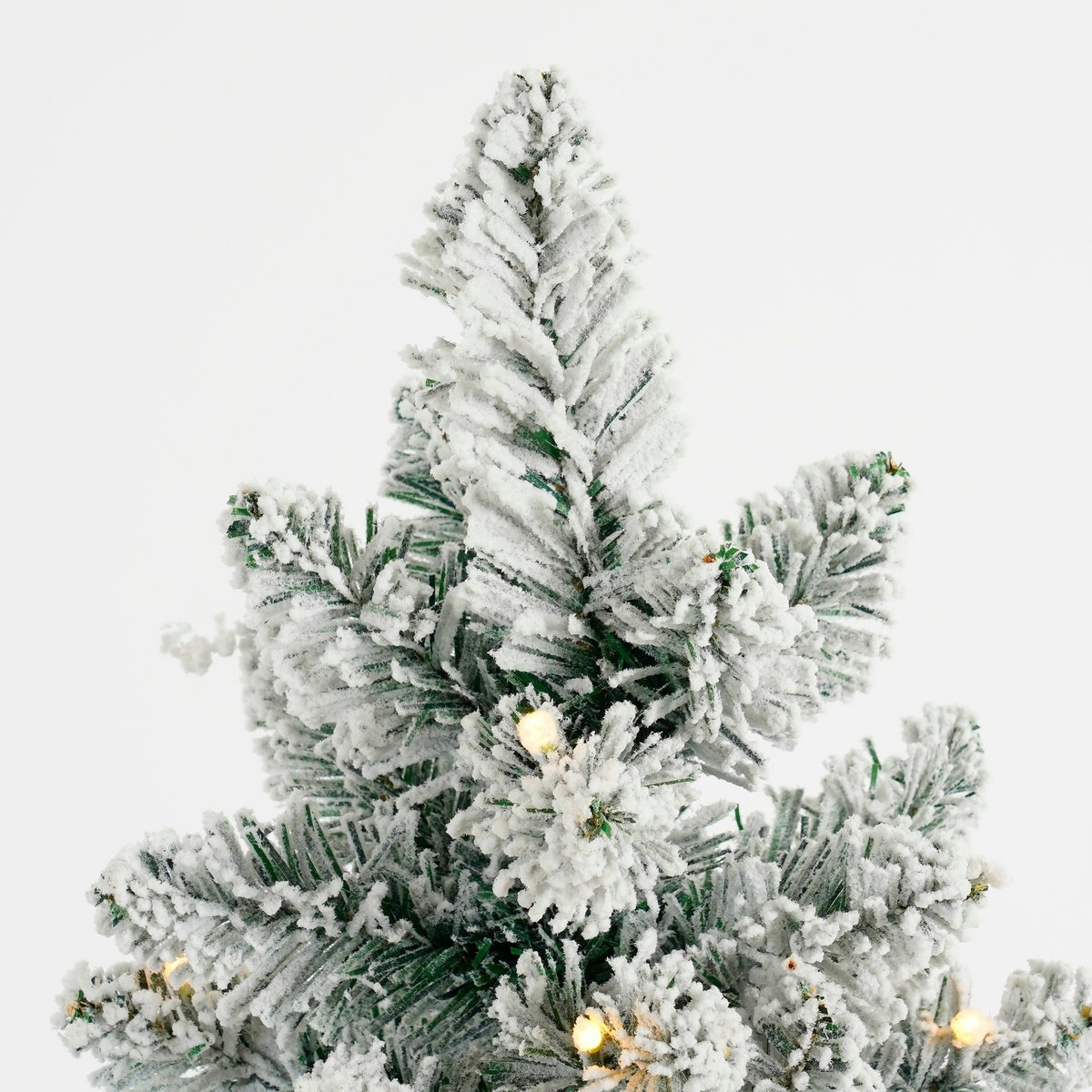 Schmaler künstlicher Weihnachtsbaum im Topf mit warmweißer LED-Beleuchtung – H120 x Ø51 cm – Grün gefrostet