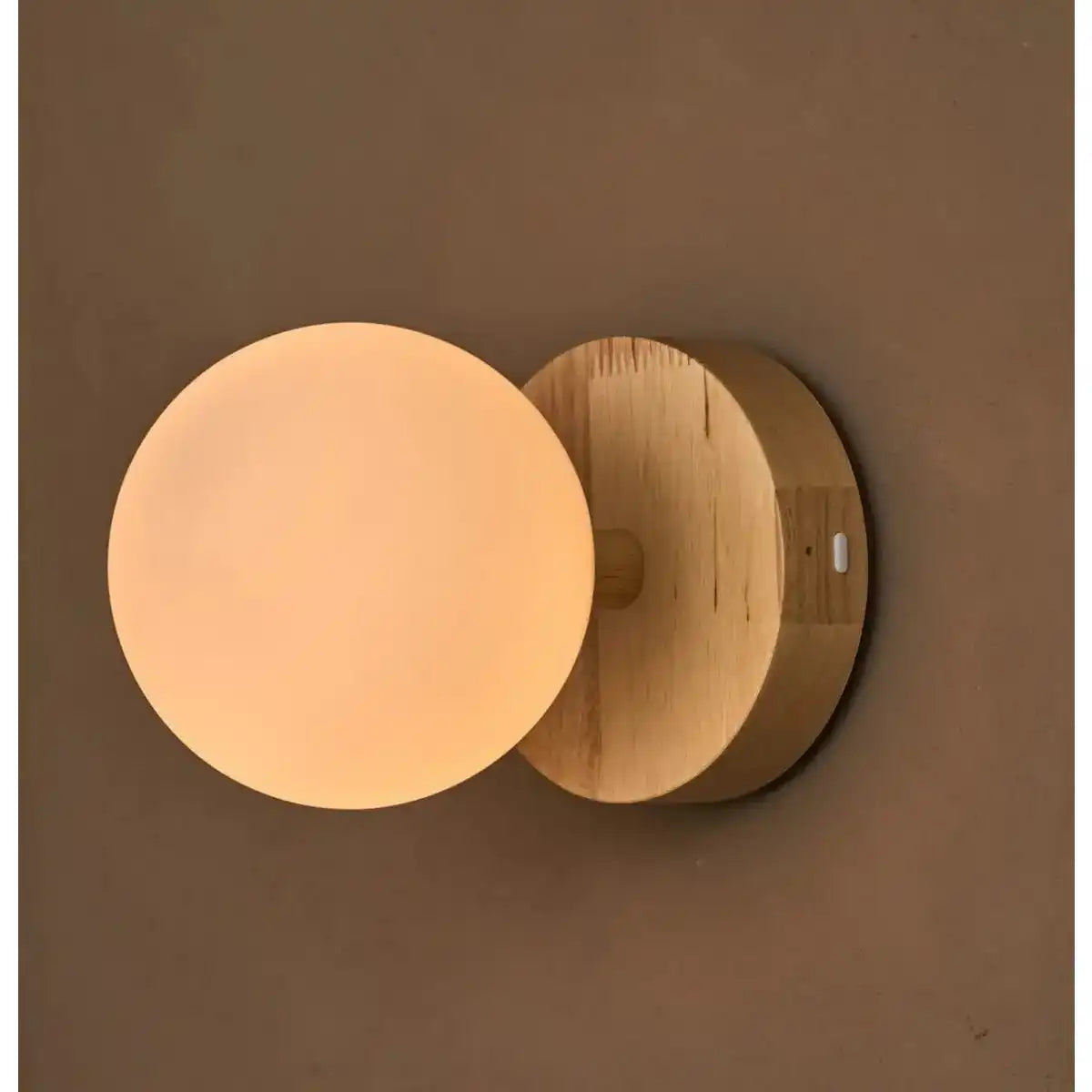 Richella hellbraunes Holz- und Glaswandlicht - wiederaufladbar und schnurlos