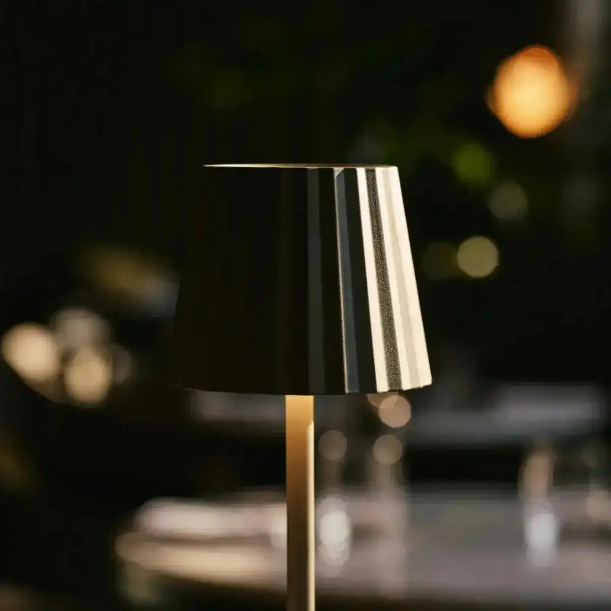 Combi Set Professional-4 x Maya Olive Green wiederaufladbare Tischlampen & 1 x Amstel Wireless Ladestation mit Qi-Technologie