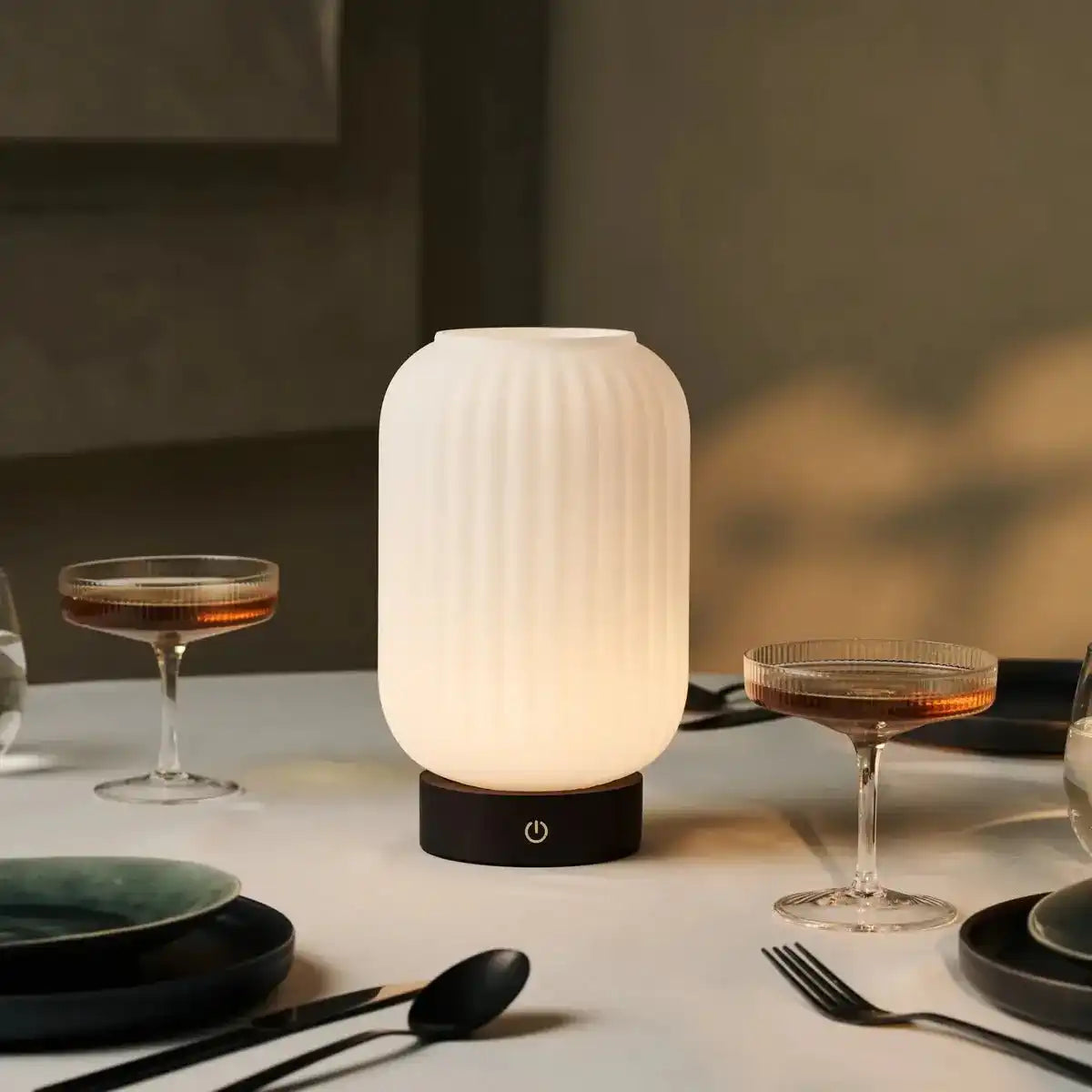 Lilly Dark Brown einzigartige wiederaufladbare Lampe - gefrostete Glaslampe, Holzbasis, dimmbar, 3 helle Modi