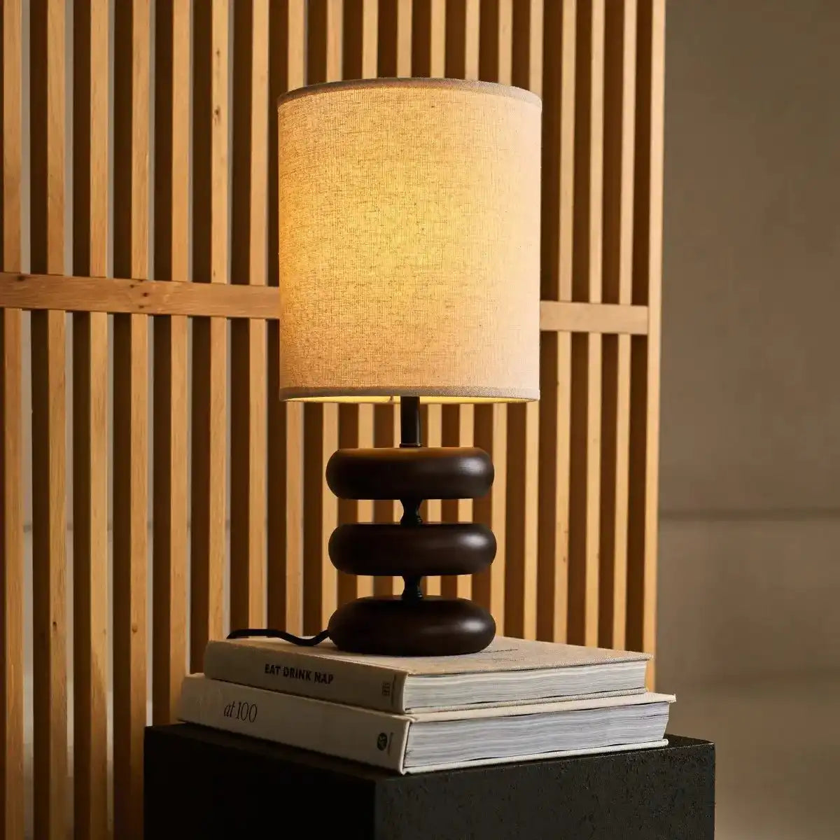 Lara dunkelbraune Holztischlampe mit cremefarbenem Leinenschatten - rustikaler Hausbeleuchtung