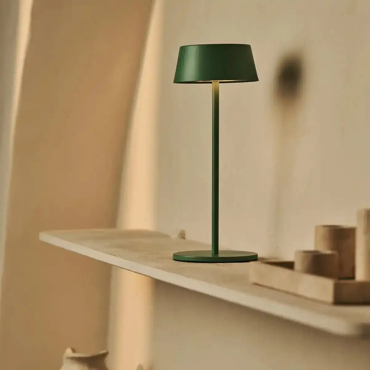 Hugo Sage Green Wiederaufladbare Tischlampe – Stilvoll, dimmbar und kabellos
