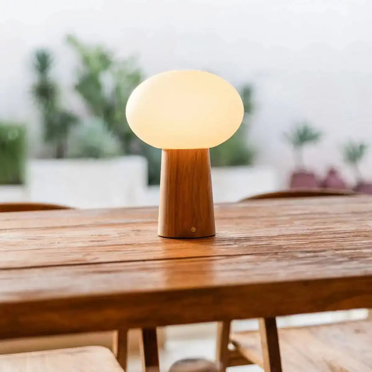 Max hellbraunes Holz wiederaufladbarer Tischlampe mit Glas & wiederaufladbarem Akku | Dimmbare und vielseitige Beleuchtung