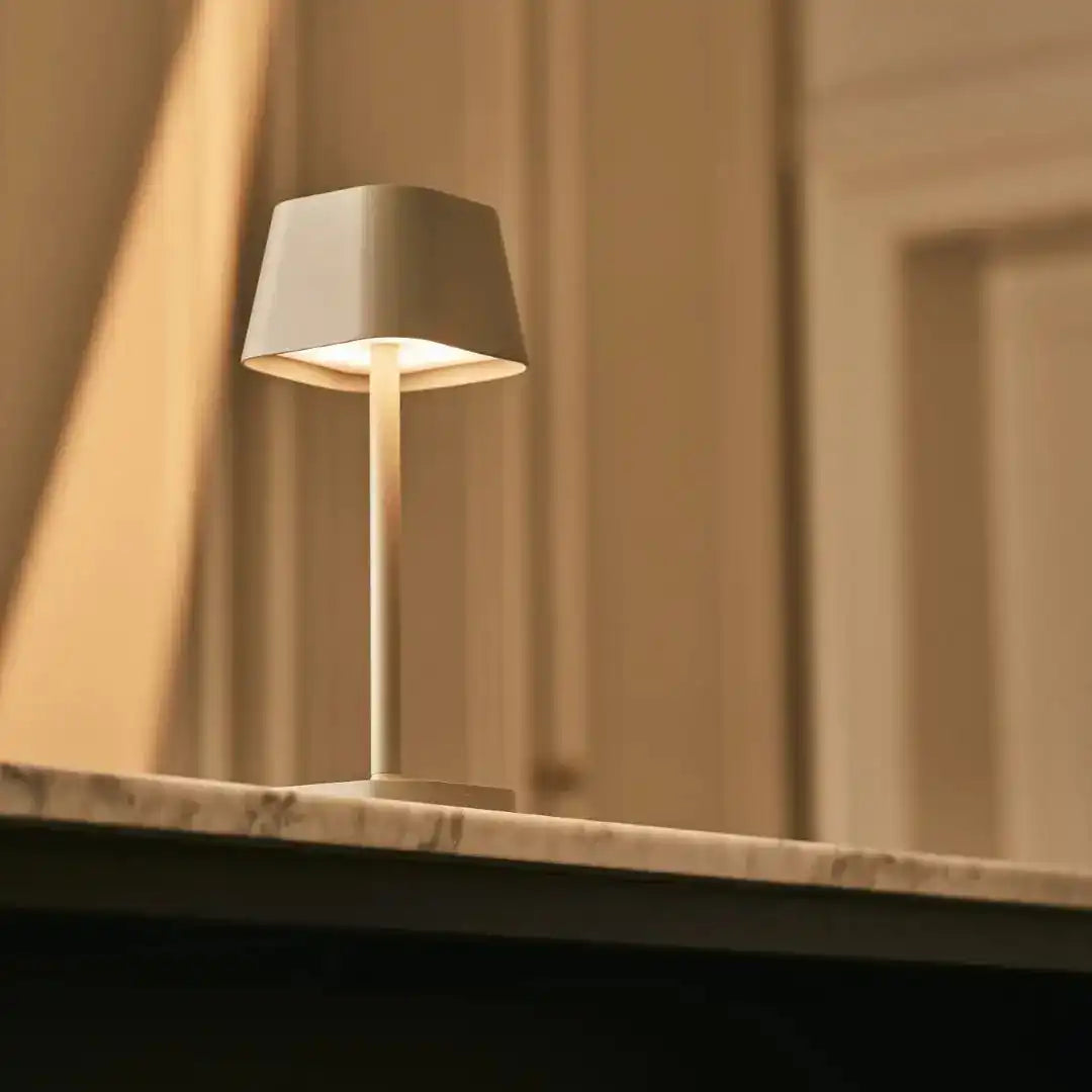 Ava Shadow Grey - wiederaufladbare Tischlampe | Stilvoll, schnurlos und dimmbar