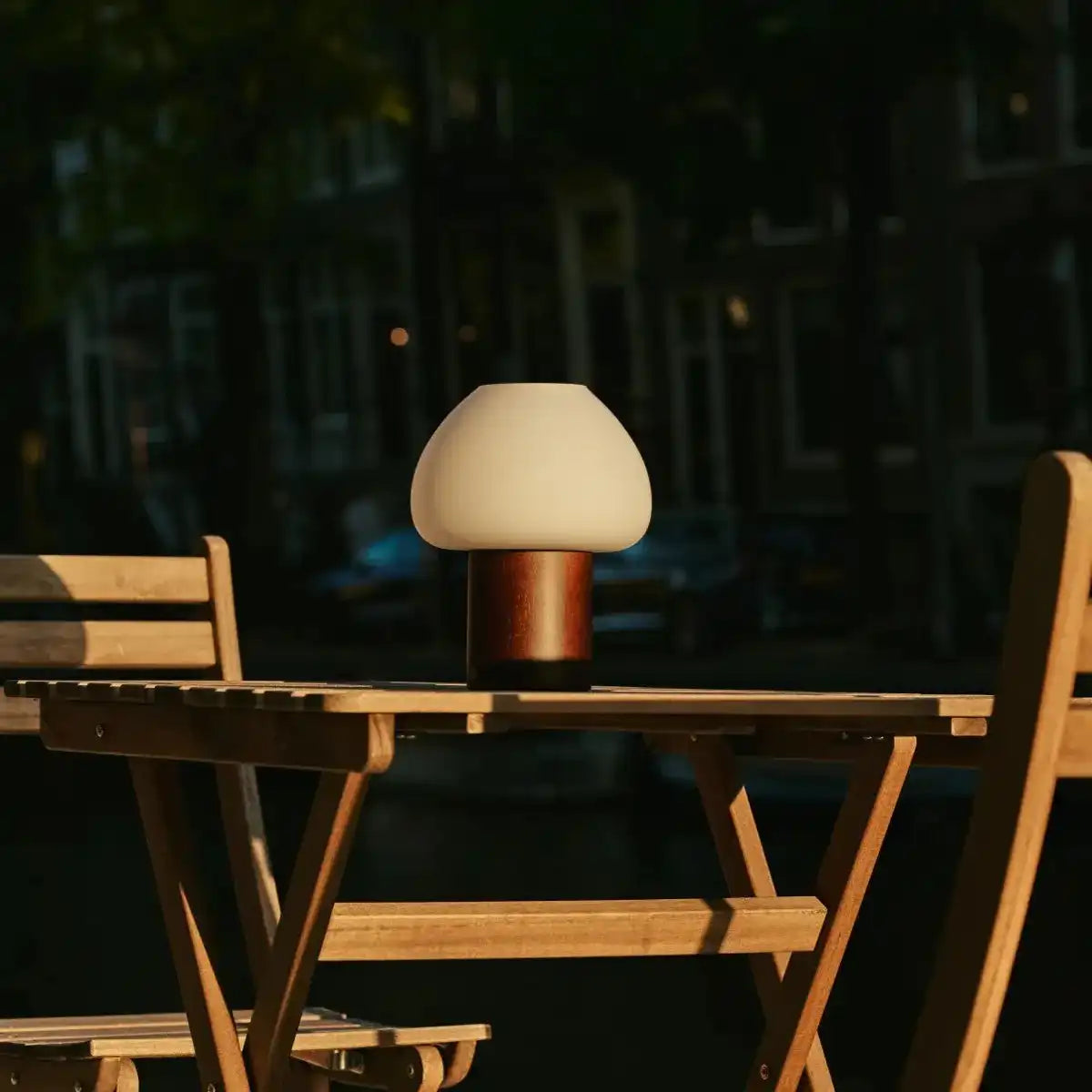 Dunkelbraune Holzlampe Fynn – wiederaufladbares und dimmbares Licht