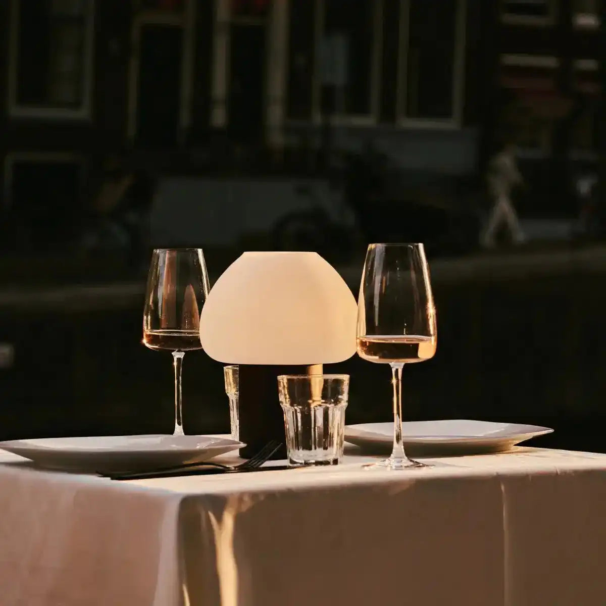 Dunkelbraune Holzlampe Fynn – wiederaufladbares und dimmbares Licht