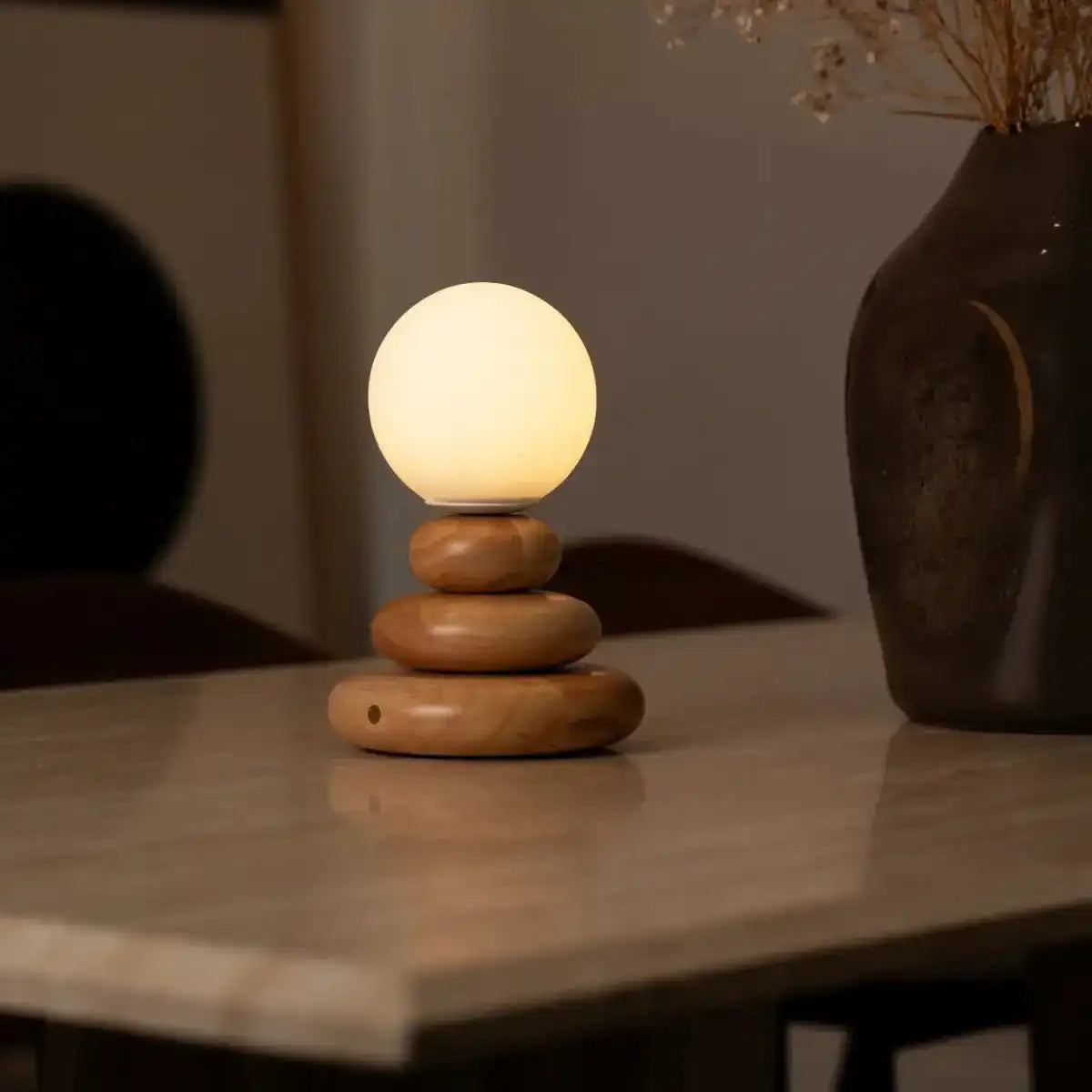 Wiederaufladbare Lampe Isabella aus Holz und Glas – kabellos und dimmbar