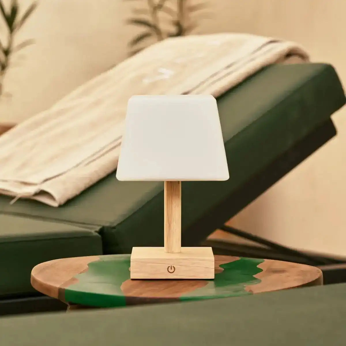 Tommy hellbraune Holztischlampe mit Glas - wiederaufladbare, dimmbare Lampe, kabelloser Beleuchtung