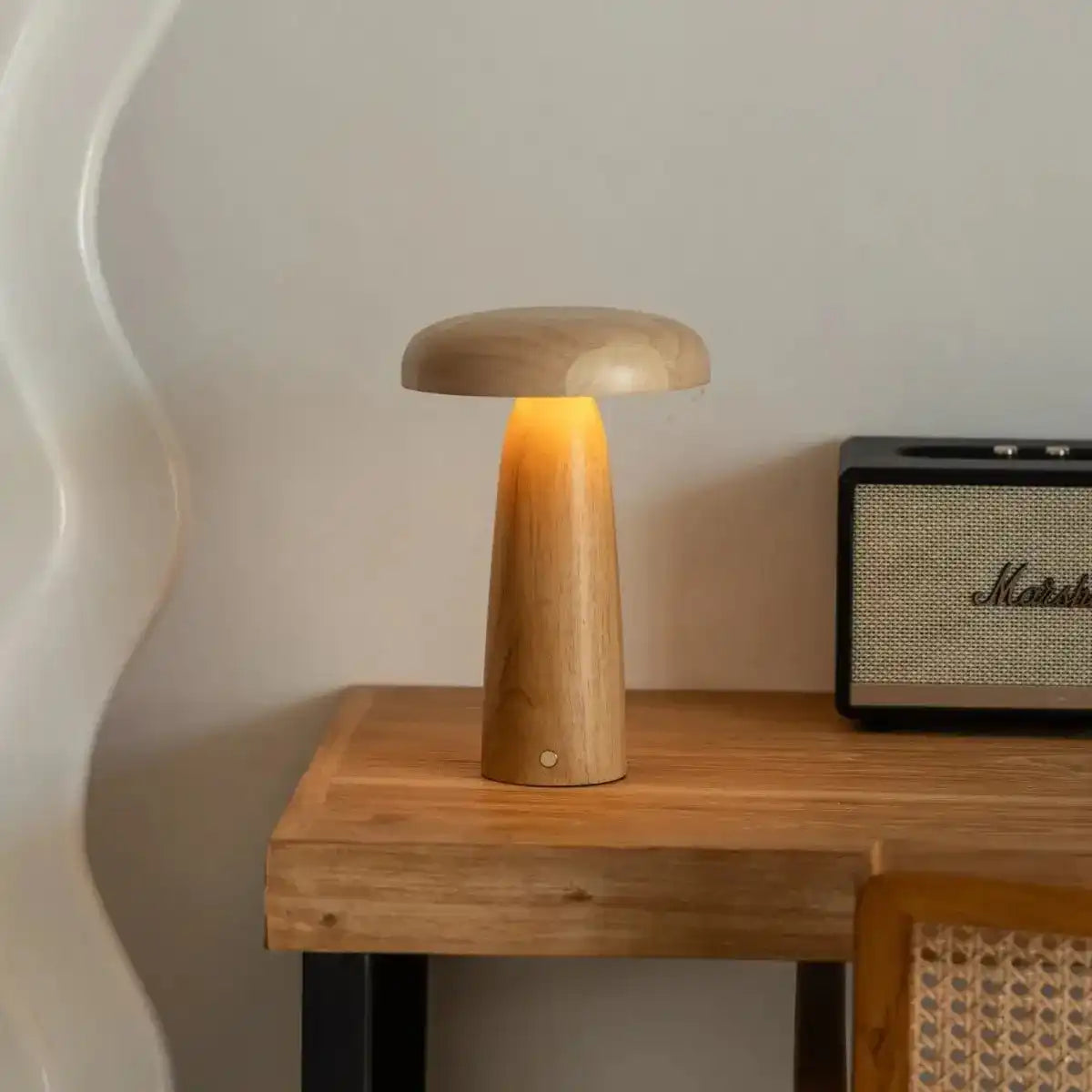 Lennart Tischlampe aus Holz – wiederaufladbare, dimmbare und kabellose Beleuchtung