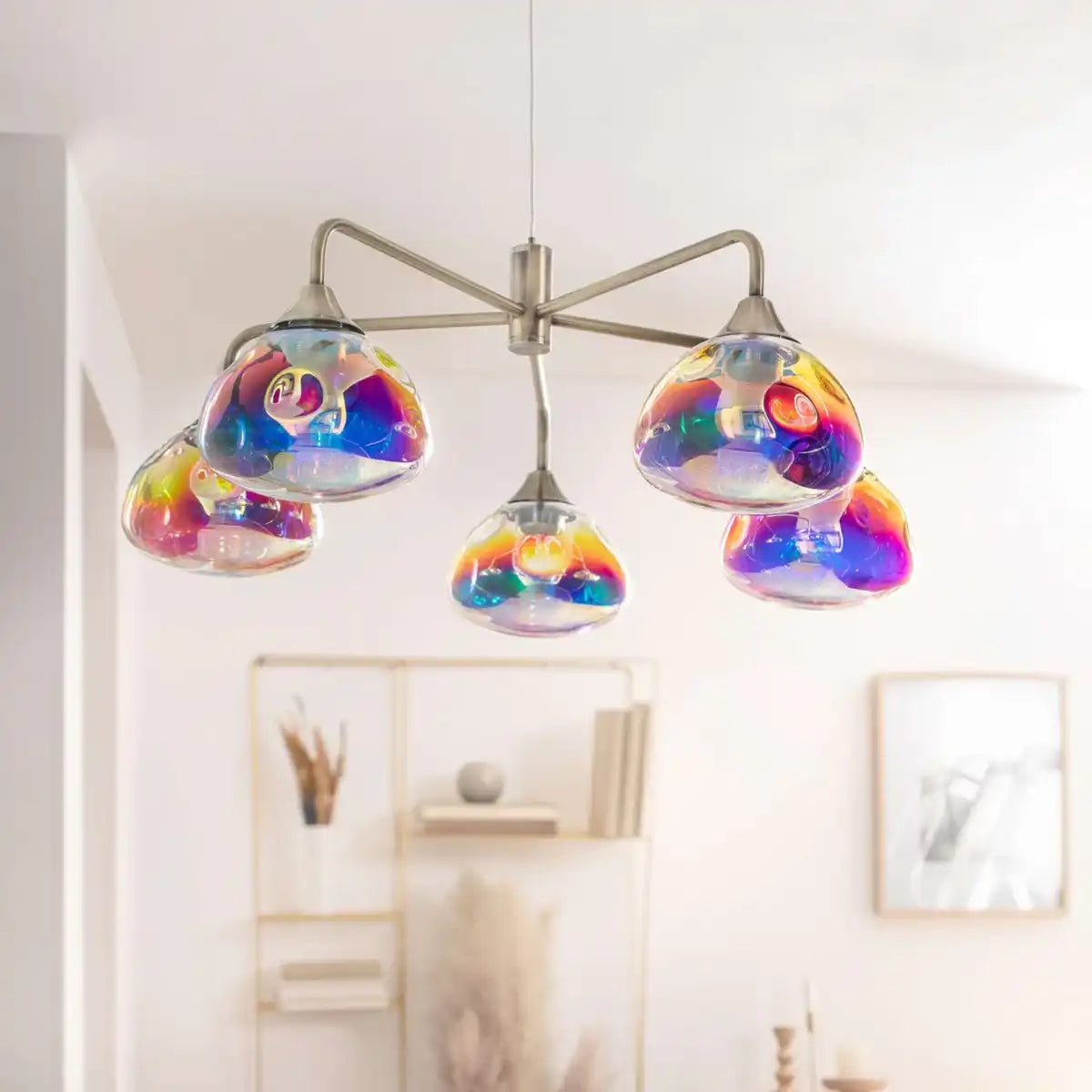 LED Pendelleuchte 5-flammig "Varna", Pendellampe aus messingfarbenem Metall und irisierendem Glas, fest verbaute LEDs, 50 cm Durchmesser, stilvolle Beleuchtung für Wohnzimmer, Esszimmer oder Diele