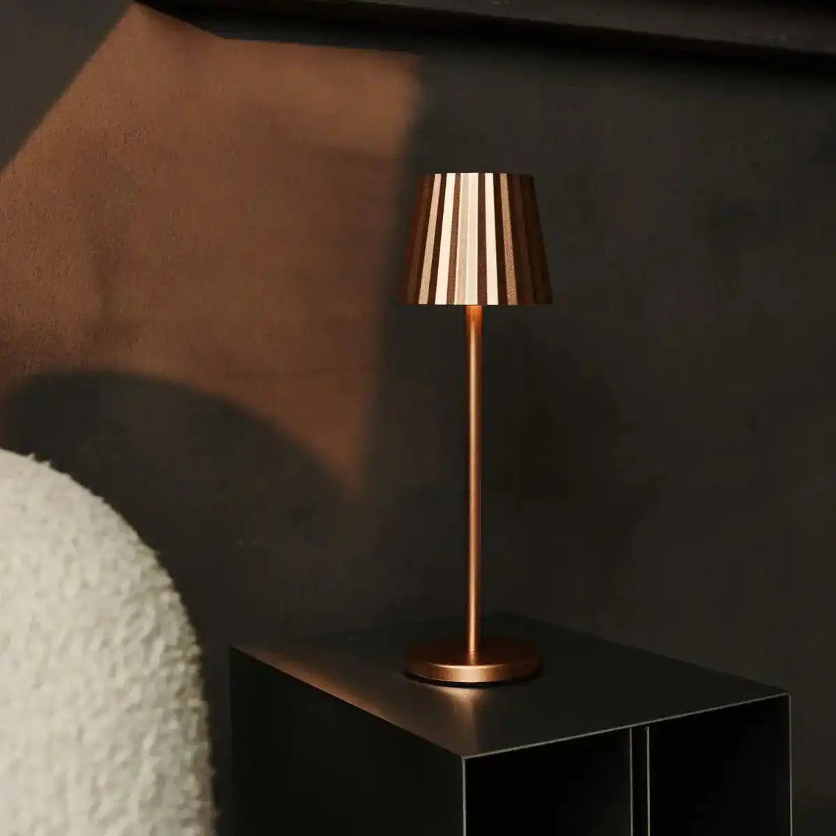 Maya Copper Rippen -Tischlampe aus Eisen - dimmbare Lampe und 3 Lichtmodi, wiederaufladbar über drahtlose Ladestation