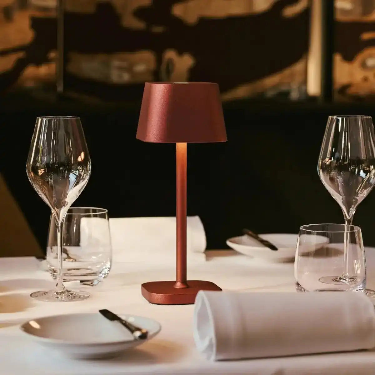 AVA Bronze - wiederaufladbare Tischlampe | Stilvoll, schnurlos und dimmbar